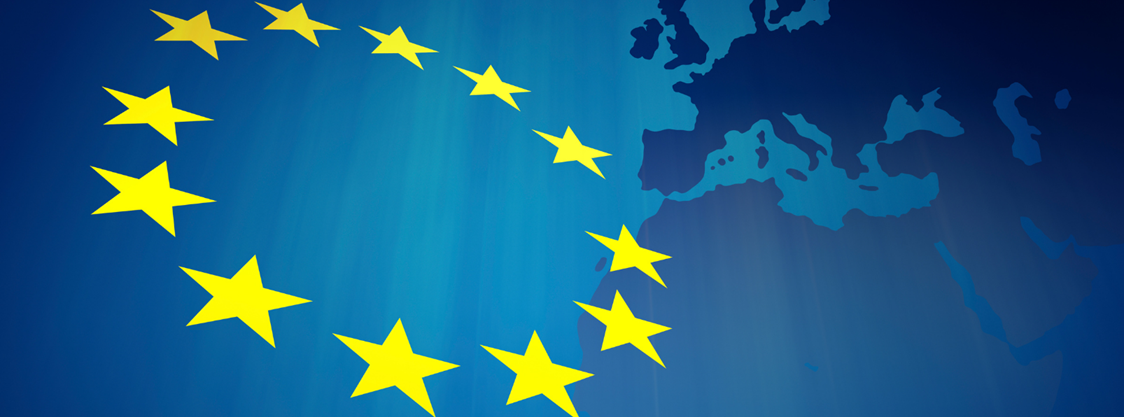 Bandeira da Uniao Europeia sobre o mapa da Europa